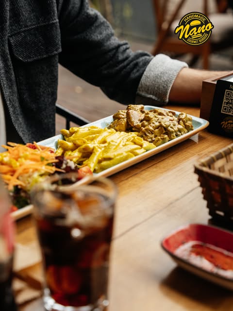 Nano Burger Samandağ’da burger, patates ve soslarla hazırlanan bir sofra